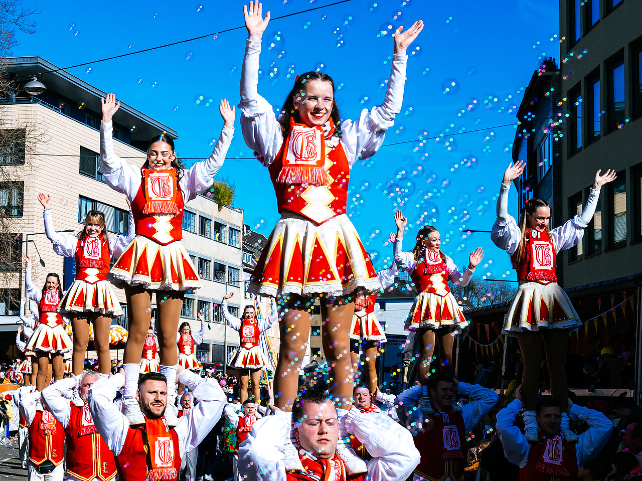 Eine Fußgruppe im Karnevalszug